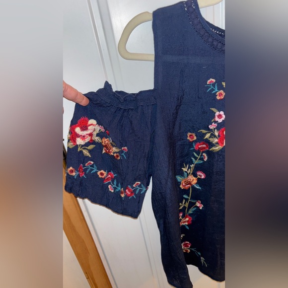 Umgee Boho Sz.Medium Dark Blue Floral Embroidered Blouse w/Cold Shoulder🌸 - Picture 3 of 10